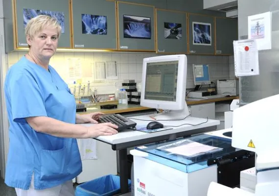 Bild: Im Hintergrund aktiv für die Patientenversorgung - das Labor der Zentralklinik