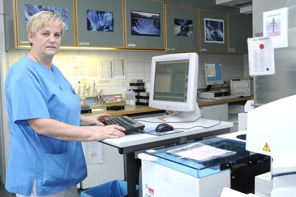 Bild: Im Hintergrund aktiv für die Patientenversorgung - das Labor der Zentralklinik