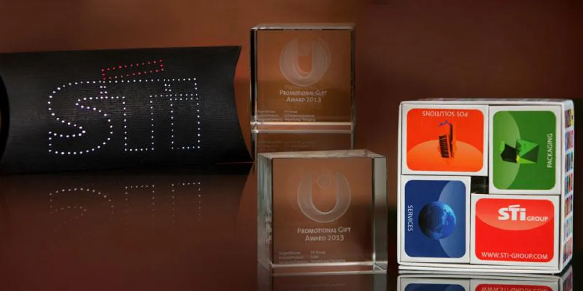 Verpackung im Setzkastenformat sowie Leuchtpackung mit LED Fibres.