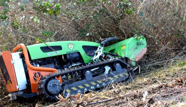Bild: Schlagkräftiges Mulchen in steilen Hanglagen: Robuster DRAGONE-Mulchkopf für MDB Funkraupe