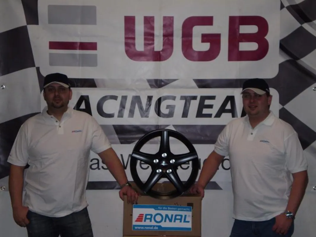 Benjamin und Daniel Sorg nehmen die RONAL R41 Trend Alufelgen in Empfang.