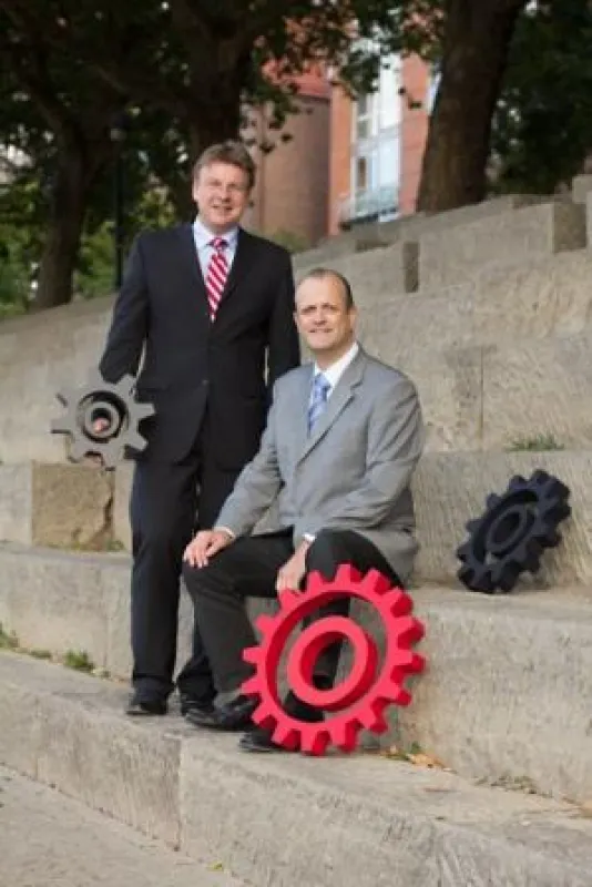 Die Inhaber Ralph Landwehr und Wolfgang Paltinat setzen Vertriebs-Zahnräder zusammen.