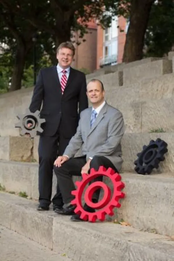 Die Inhaber Ralph Landwehr und Wolfgang Paltinat setzen Vertriebs-Zahnräder zusammen.