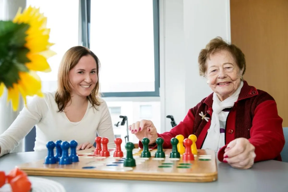 Nachmittags spielt Anna „Mensch ärgere Dich nicht“ mit Frau Weßler.