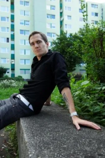Bild: Loz Verney unterschreibt bei Aristopunks