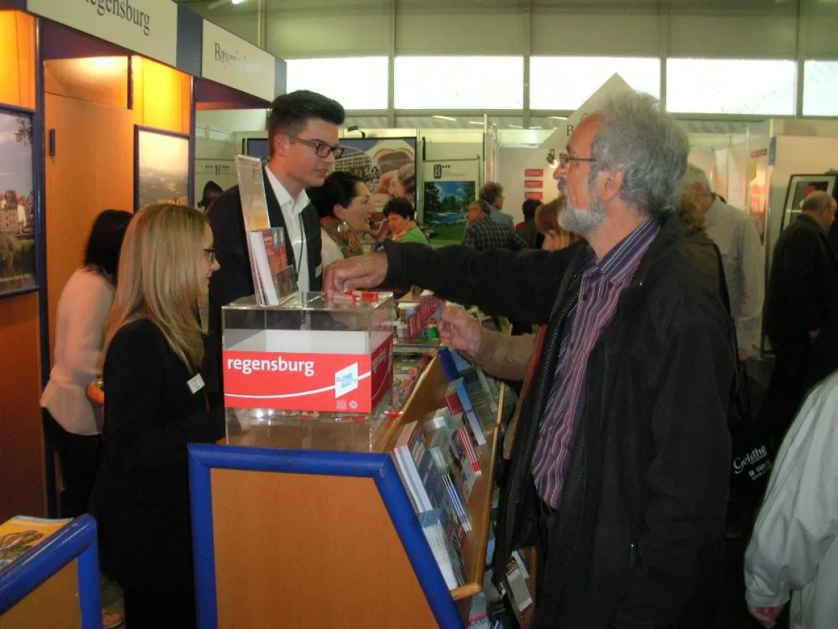 Nina Lex und Oliver Rajter in Gesprächen mit Besuchern. Foto: Regensburg Tourismus GmbH