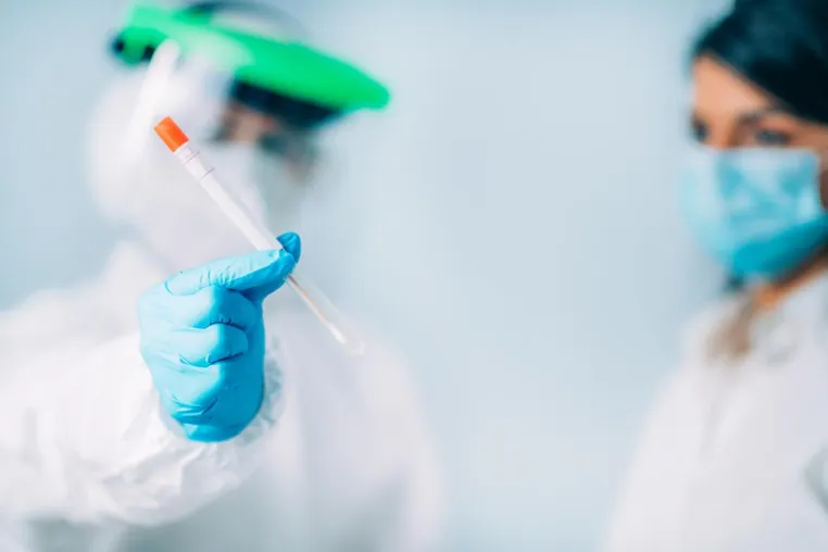 Bild: Mit Vakuumtechnologie gefertigte Kunststoffteile für Corona-Testkits