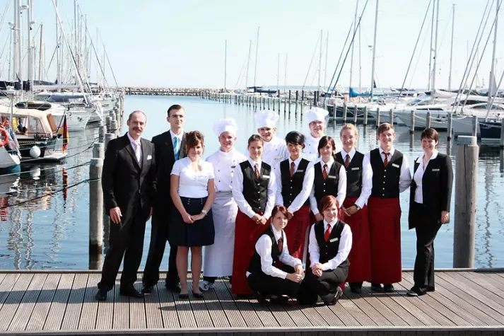 Bild: 13 neue Auszubildende in der Yachthafenresidenz Hohe Düne