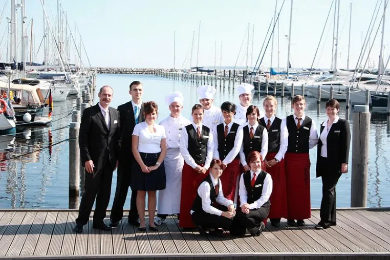 13 neue Auszubildende in der Yachthafenresidenz Hohe Düne Bild: 13 neue Auszubildende in der Yachthafenresidenz Hohe Düne