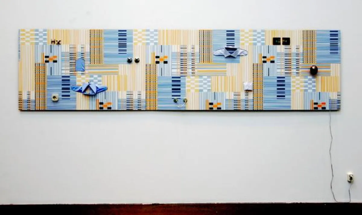 Michael Dörner, o.T., Lack auf Aluminium,Hemden, Leuchtdioden,400x100cm,2007