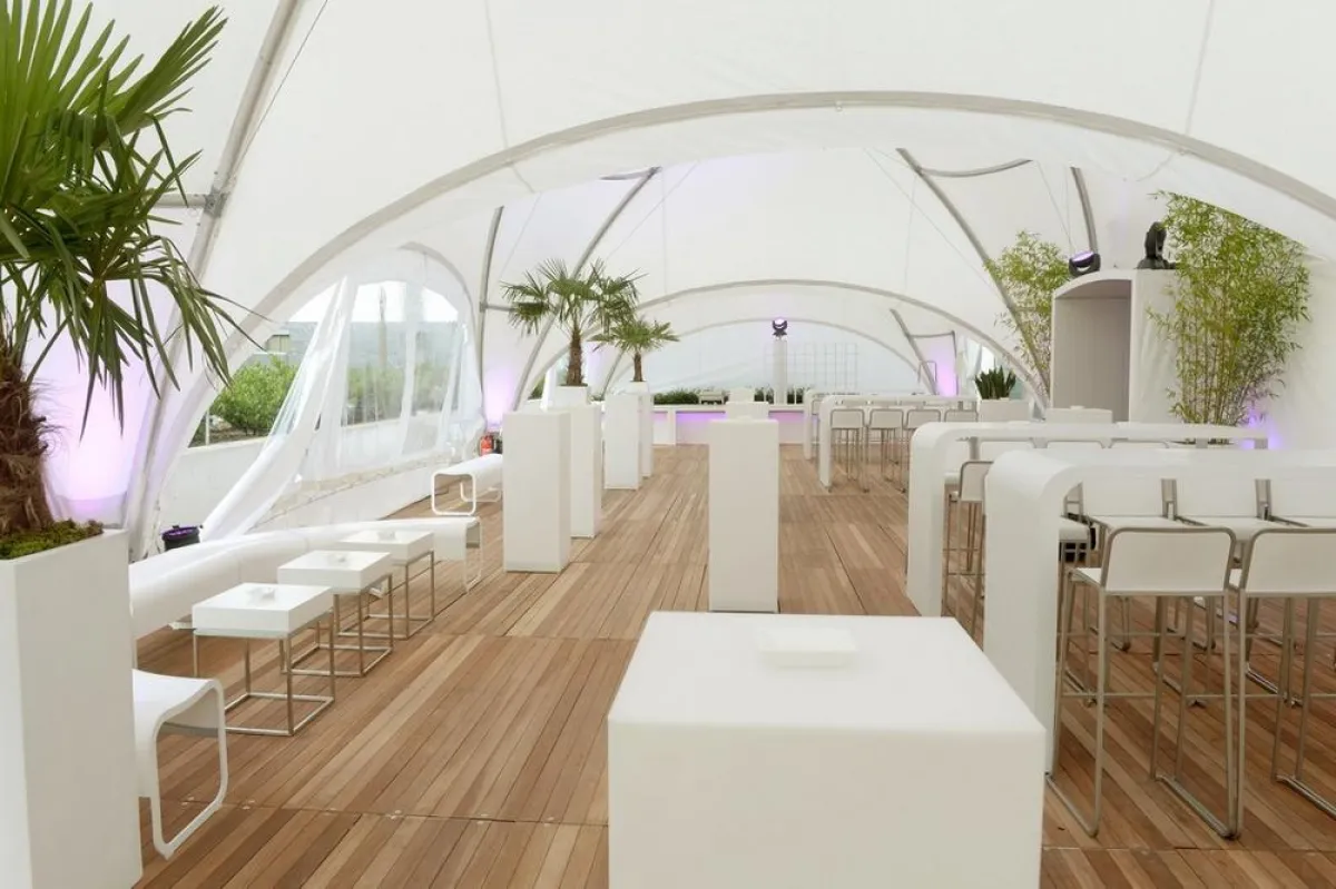 Lifestyle und Frische. Das Loungezelt wurde von Party Rent mit Designermöbeln ausgestattet