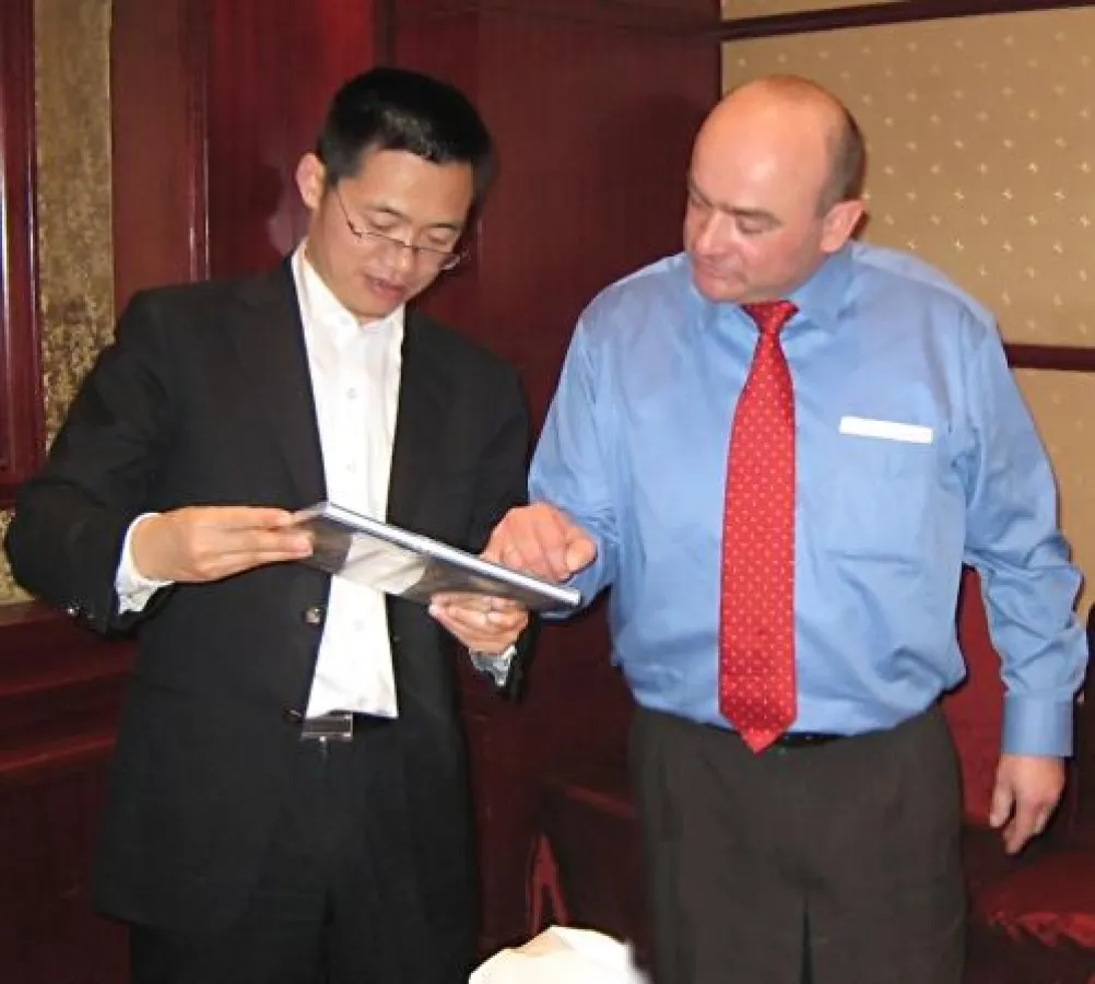 Herr Wang (li.) und Herr Kehler beim Informationsaustausch