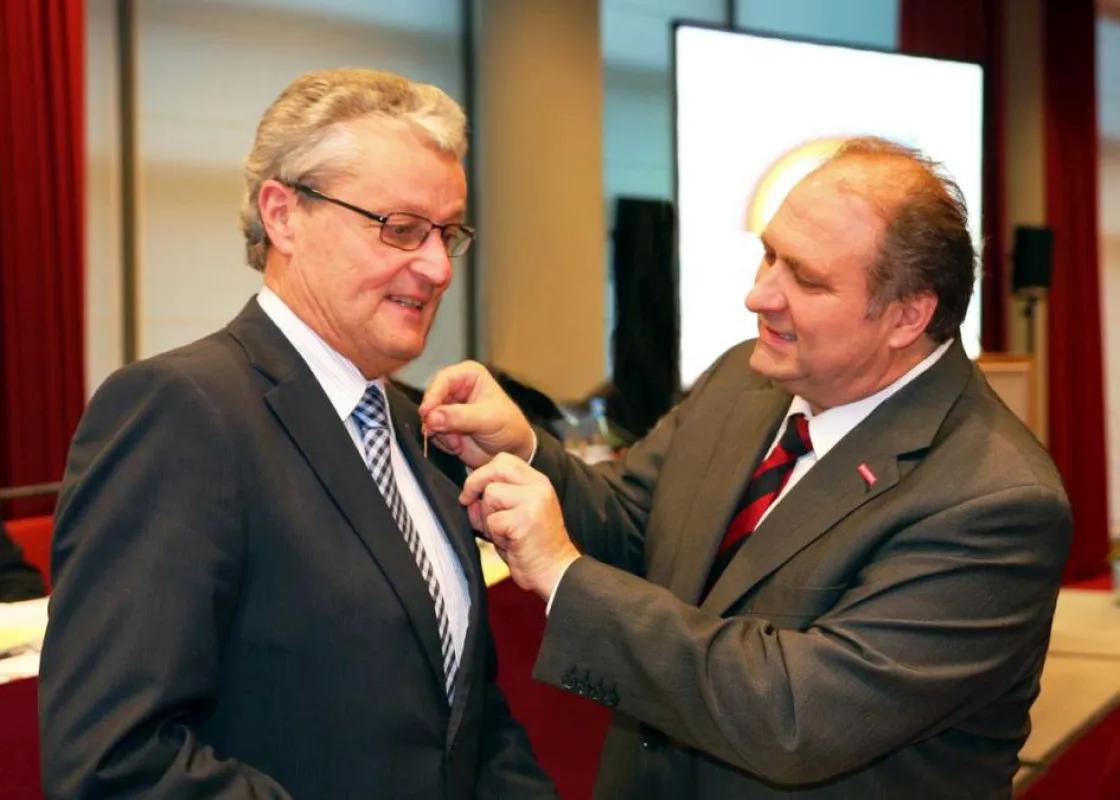 Manfred Stather erhält aus der Hand von ZDH Präsident Wollseifer das Handwerkszeichen in Gold.