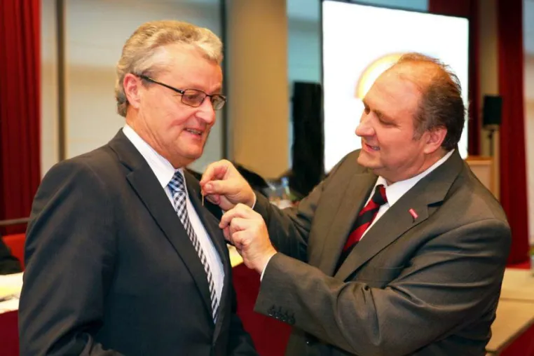 Bild: Hohe Auszeichnung für Präsident Stather