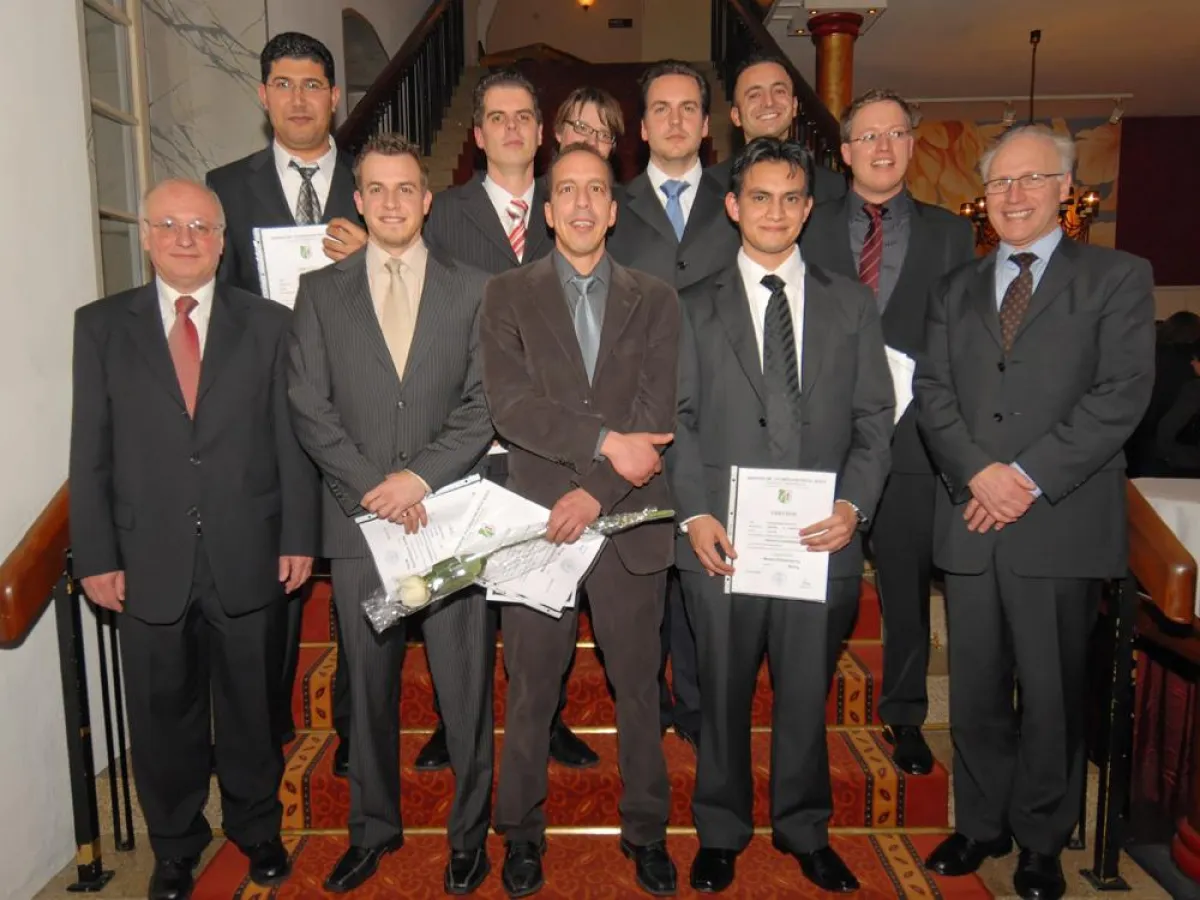 Bei der Abschlussfeier für das Wintersemester 2008/09 verliehen Prorektor Prof. Dr. Heinz Goldbecker (l.) und Rektor Prof. Dr. Günter Cox (r.) den ersten Master-Absolventen der RFH ihre Urkunden.