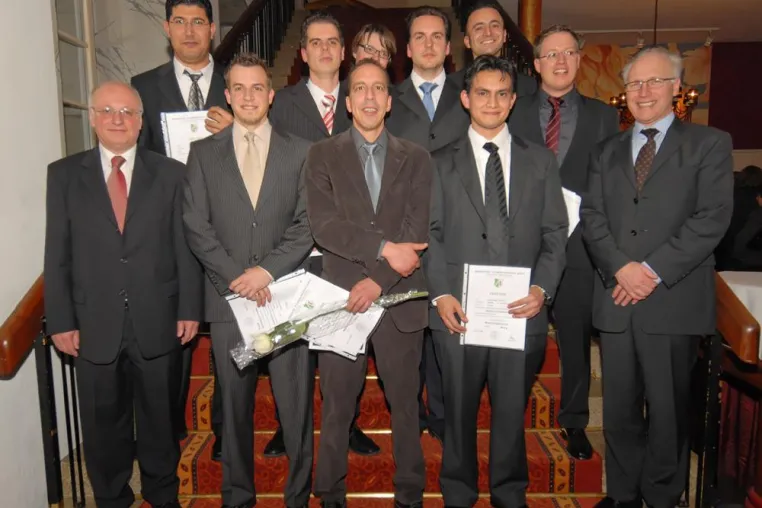 Erste Master of Engineering an der Rheinischen Fachhochschule erhalten ihre Urkunden Bild: Erste Master of Engineering an der Rheinischen Fachhochschule erhalten ihre Urkunden