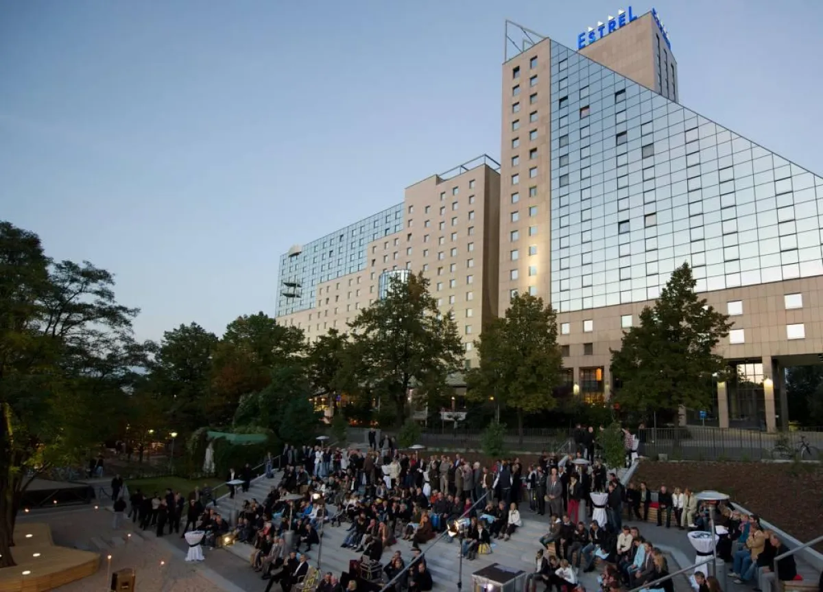 Open-Air-Kino im Estrel Sommergarten