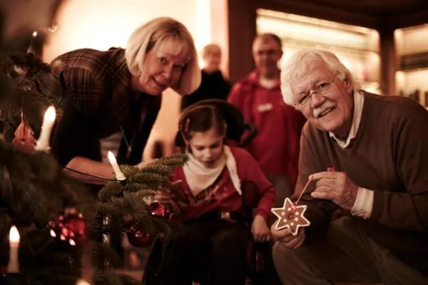 Bild: Carlo von Tiedemann schmückt den Tannenbaum der Sternenbrücke