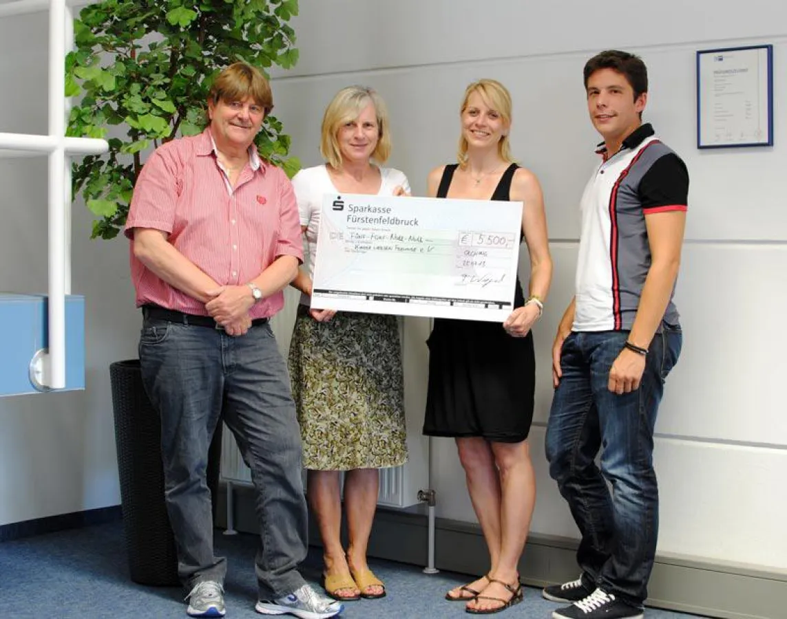 Thorsten Wiegand (r) und Wolfgang Kloyer von Kinder werden Freunde e.V. überreichen den Scheck