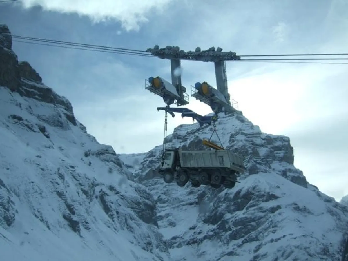 Einer der Astra HD8 LKW des Schweizer Baukonsortiums Marti Implenia wird für das Kraftwerk-Projekt Linthal 2015 eingesetzt.