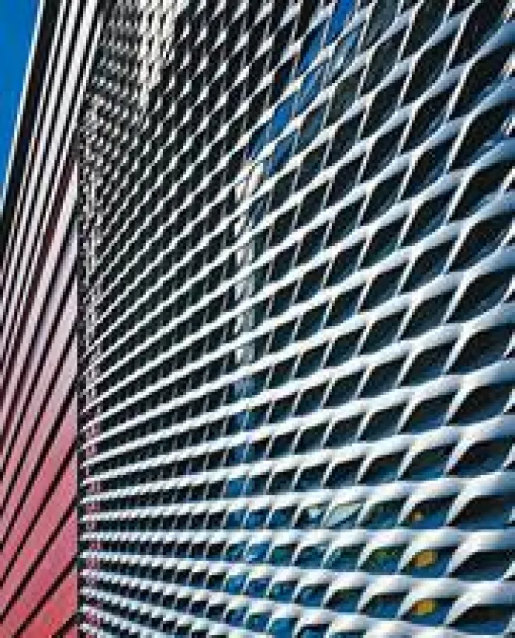 Metallene Vorhänge aus Streckmetall für schützende Transparenz