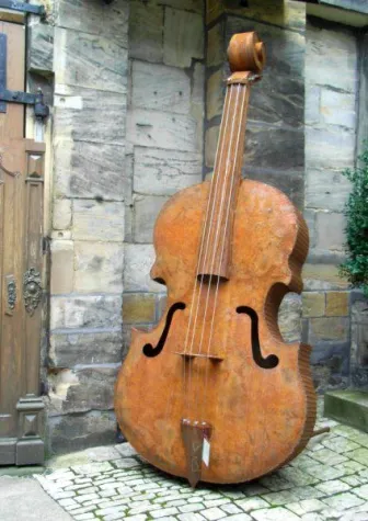 Instrument der Superlative - ein Solo für den Kontrabass Bild: Instrument der Superlative - ein Solo für den Kontrabass