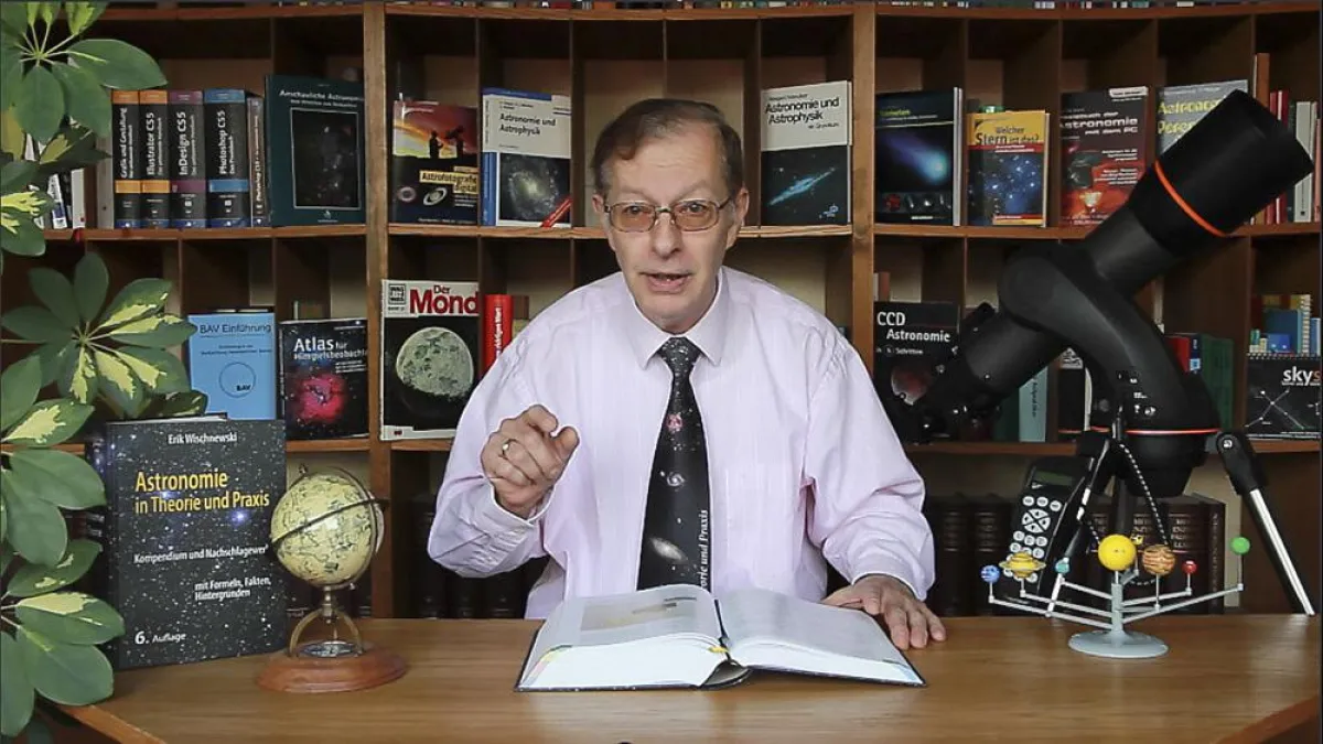 Astrophysiker Dr. Erik Wischnewski spricht über den Sternenhimmel auf YouTube
