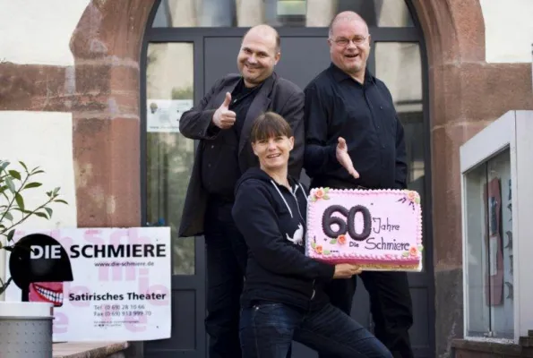 Bild: 60 Jahre Schmiere – Jubiläumsshow entzündet ein Feuerwerk aus Kabarett, Zauberei und Comedy