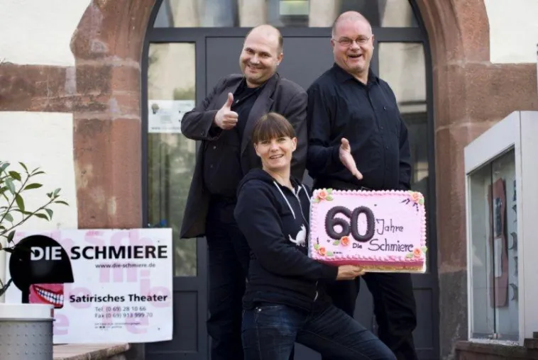 60 Jahre Schmiere – Jubiläumsshow entzündet ein Feuerwerk aus Kabarett, Zauberei und Comedy Bild: 60 Jahre Schmiere – Jubiläumsshow entzündet ein Feuerwerk aus Kabarett, Zauberei und Comedy