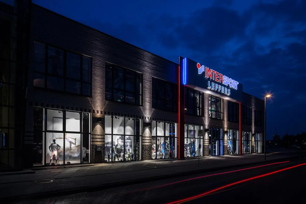 Außenfassade Intersport Leffers, Wilhelmshaven, Deutschland. LED-Leuchten: FANO, STRATUS VARIO 175.