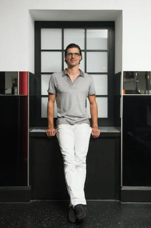 Paul Scharner trägt sein neues Lieblingsteil ? das Trevor?s Choice Shirt Gavin.