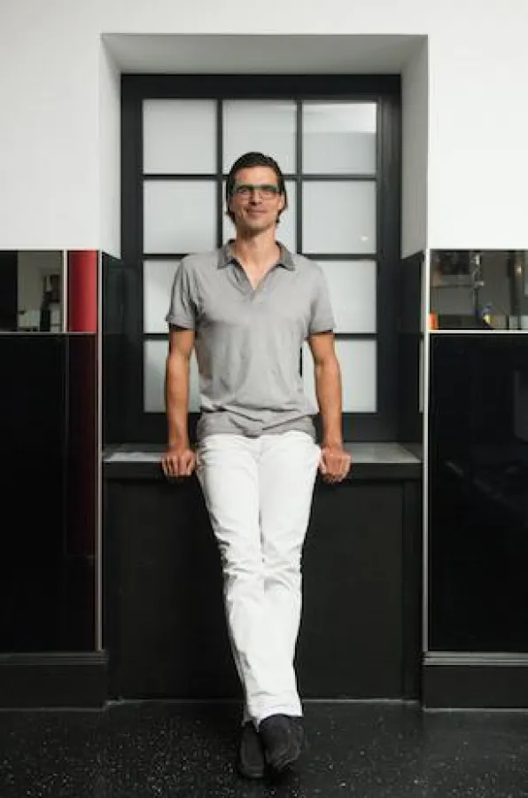 Paul Scharner trägt sein neues Lieblingsteil ? das Trevor?s Choice Shirt Gavin.