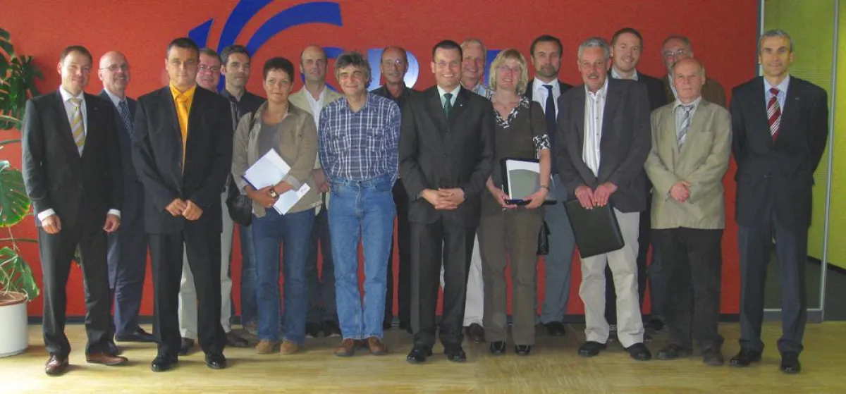 Die Teilnehmer/innen am E-Learning-Fachgespräch zusammen mit BBW-Geschäftsführer Jörg Porath (links) und Prokurist Joachim Trabold (rechts).