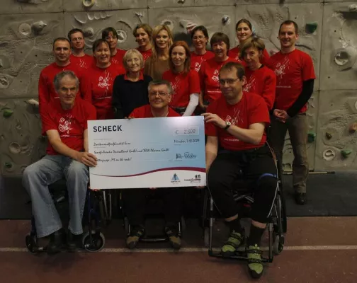 Bild: Spende an die Münchener Klettergruppe „MS on the Rocks“