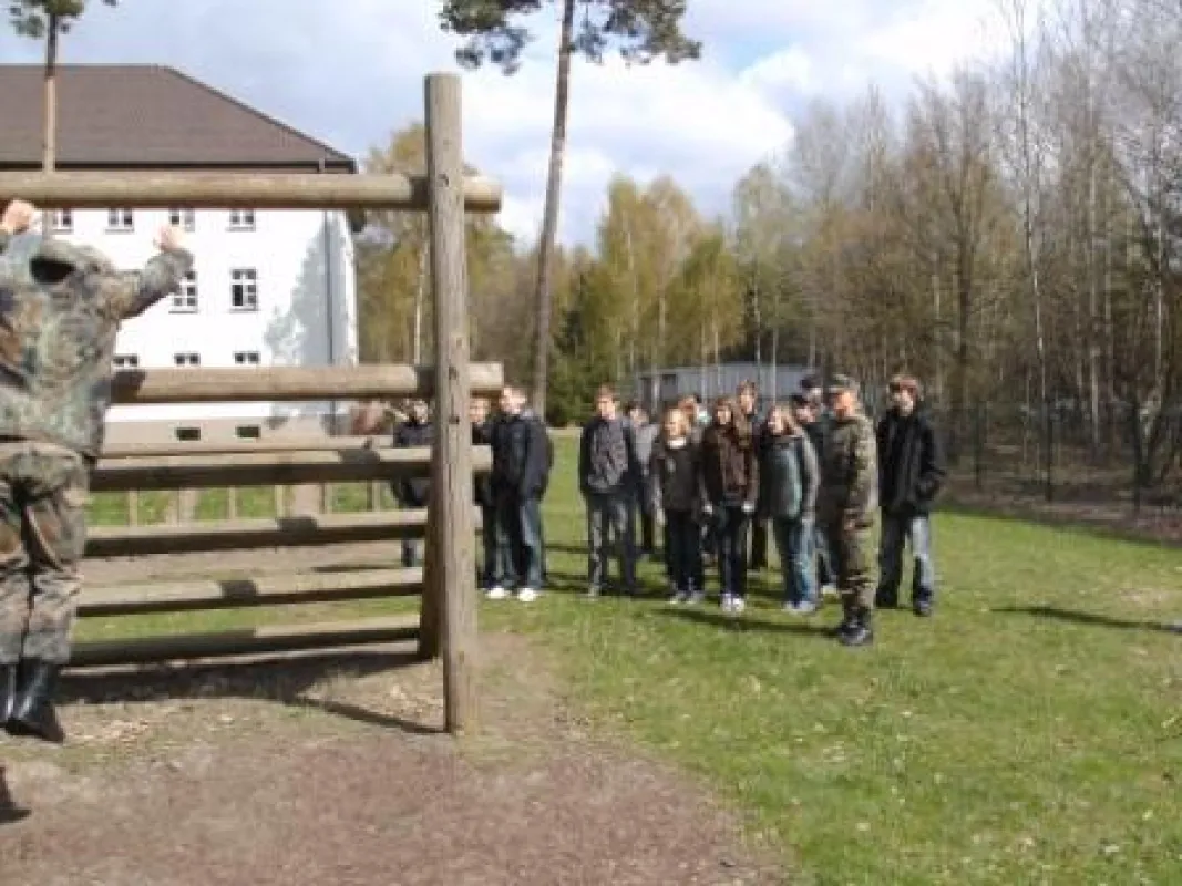 Einblicke in die Anforderungen im Bereich der Fitness gab´s bei der Führung über die Hindernisbahn