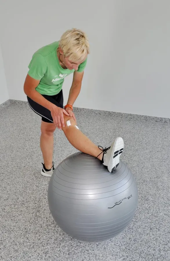 Bei der Reha am Ball bleiben - weitere Tipps auch auf www.knie-reha.info (Bild: OPED GmbH)