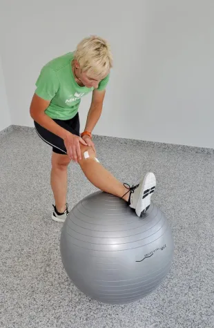 Bild: Nach Verletzungen und Operationen schnell wieder auf den Beinen / Experten Tipps Physiotherapie