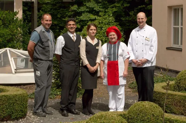 Bild: Best Western Premier Hotel Villa Stokkum - Der erste Eindruck zählt - Hotelpersonal präsentiert neue Uniformen