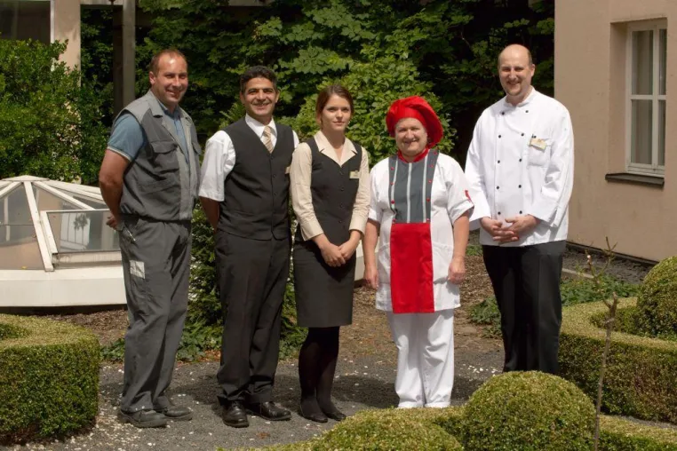 Best Western Premier Hotel Villa Stokkum - Der erste Eindruck zählt - Hotelpersonal präsentiert neue Uniformen Bild: Best Western Premier Hotel Villa Stokkum - Der erste Eindruck zählt - Hotelpersonal präsentiert neue Uniformen