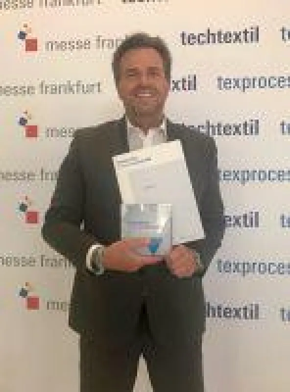 Holger Max-Lang, Geschäftsführer Lectra Deutschland, nimmt den Texprocess Innovation Award 2019 entgegen.