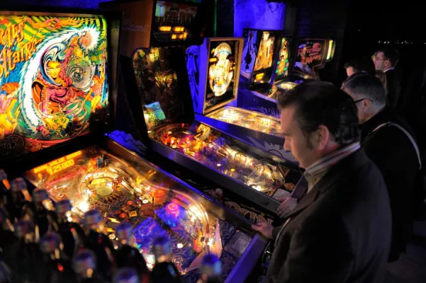 Bild: Eventspezialisten setzen alles auf eine Karte. „on the rock“ findet Mitarbeiter beim Flippern