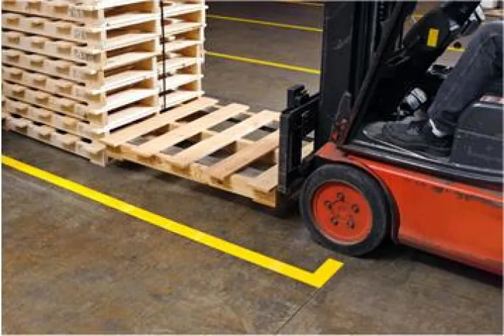 Bodenmarkierung ToughStripe™: Beständig, robust und dauerhaft haltbar Bild: Bodenmarkierung ToughStripe™: Beständig, robust und dauerhaft haltbar