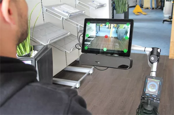 Rollstuhl lenken mit den Augen Bild: Rollstuhl lenken mit den Augen