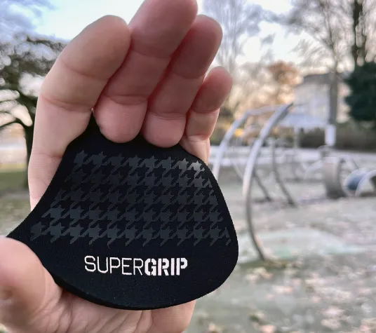 Bild: Frostige Finger beim Sport im Winter vermeiden – schmerzfreier Grip auch bei kalten Hanteln und Fitnessgeräten