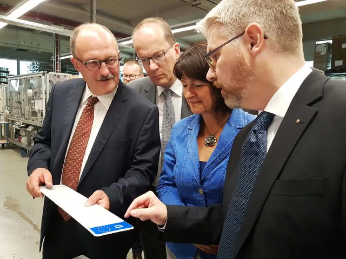 Dr. Michael Meister, Jürgen Waßer, Astrid Grotelüschen und Piet Tönjes in der Produktion. © Tönnjes