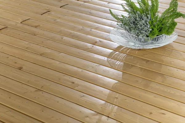 Ökologisch veredelt: Schmale Terrassenprofile im modernen Look. Oberflächenschutz mit lösemittelfreiem Holzöl. Bild: Ökologisch veredelt: Schmale Terrassenprofile im modernen Look. Oberflächenschutz mit lösemittelfreiem Holzöl.