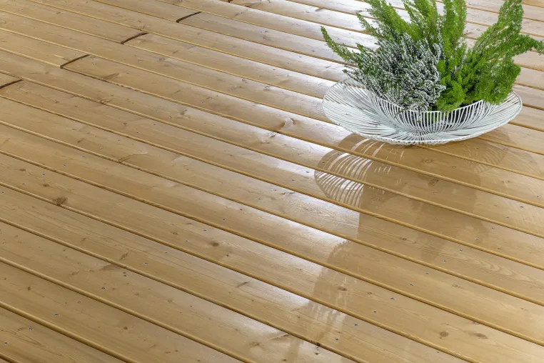 Bild: Ökologisch veredelt: Schmale Terrassenprofile im modernen Look. Oberflächenschutz mit lösemittelfreiem Holzöl.