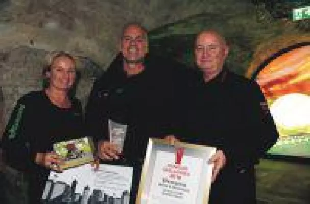 Bild: motoallround Motorradmode erhält Ehrenpreis "Helme und Bekleidung" beim Award "Händler des Jahres" 2018