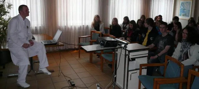 Bild: Rauchen? – voll daneben. Chefarzt zeigt Schülern die gesundheitlichen Auswirkungen des Rauchens