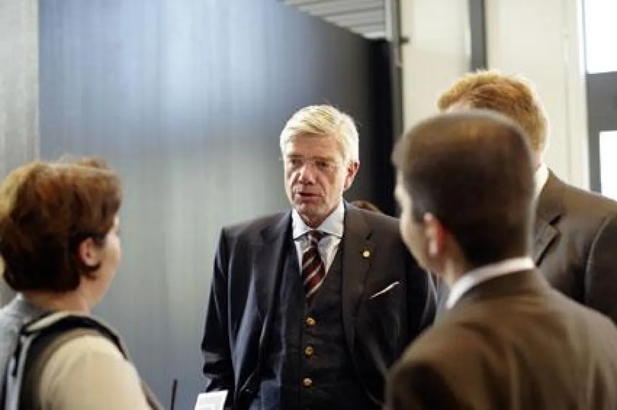 Karl Becker, Hausherr der NetzwerkHolz Foren, eröffnet das Abendprogramm der FSC-Vollversammlung 2011.